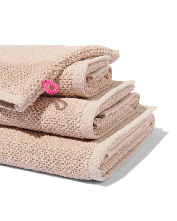 handdoek 70x140 zware kwaliteit beige rijstkorrel zand handdoek 70 x 140 - 5250228 - HEMA