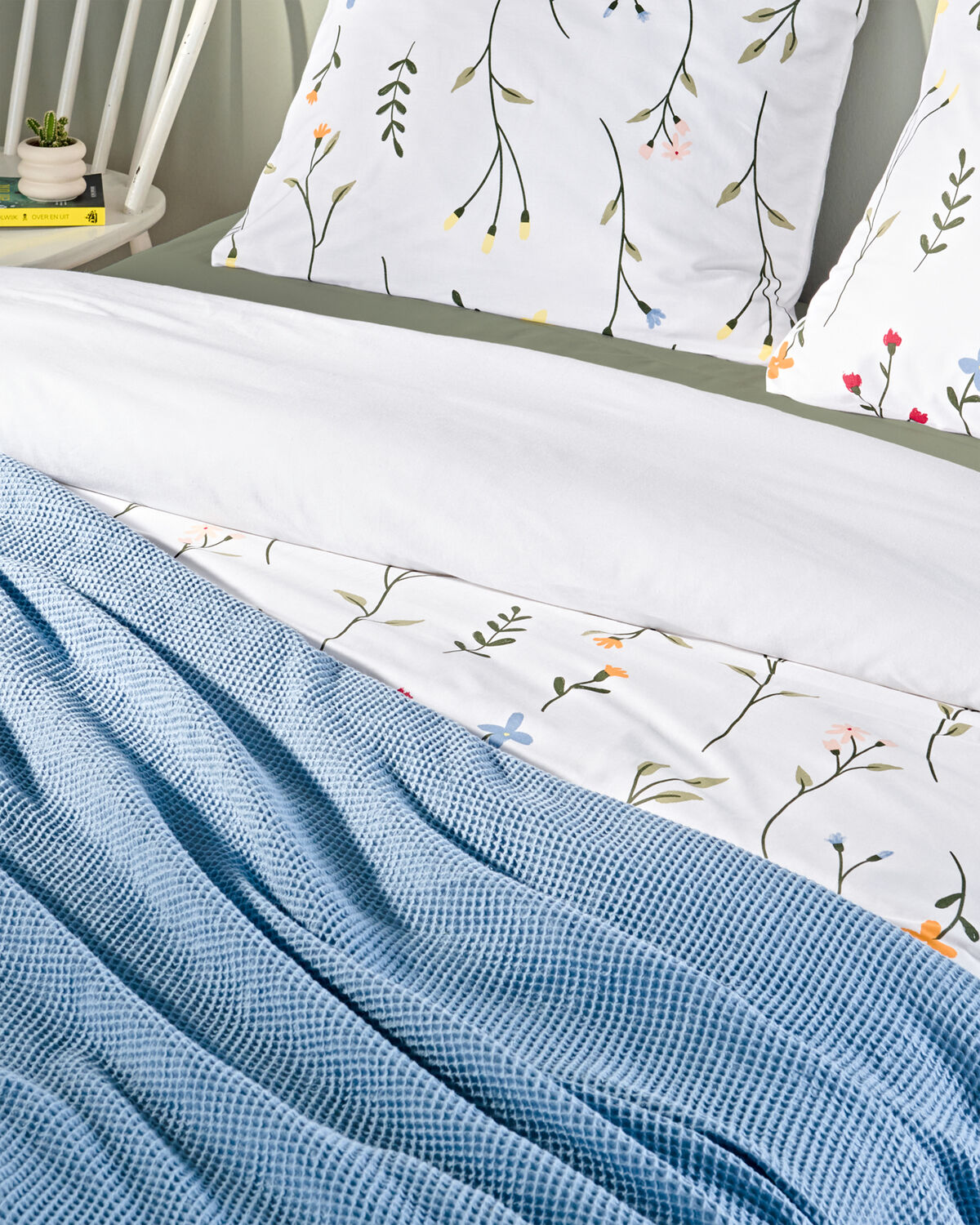 vrolijke en fleurige bedset met blauwe sprei - 200061 - HEMA
