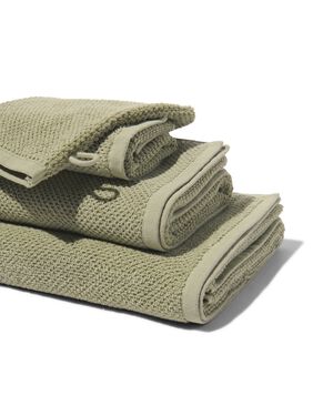 tweedekans handdoek recycled katoen 50x100 grijsgroen lichtgroen handdoek 50 x 100 - 5240214 - HEMA