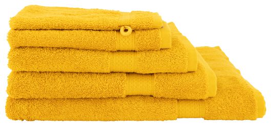 handdoek - 60 x 110 cm - zware kwaliteit - okergeel uni okergeel handdoek 60 x 110 - 5220030 - HEMA