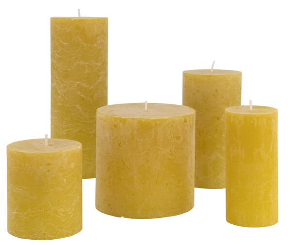 HEMA HEMA rustieke kaarsen mosterdgeel aanbieding