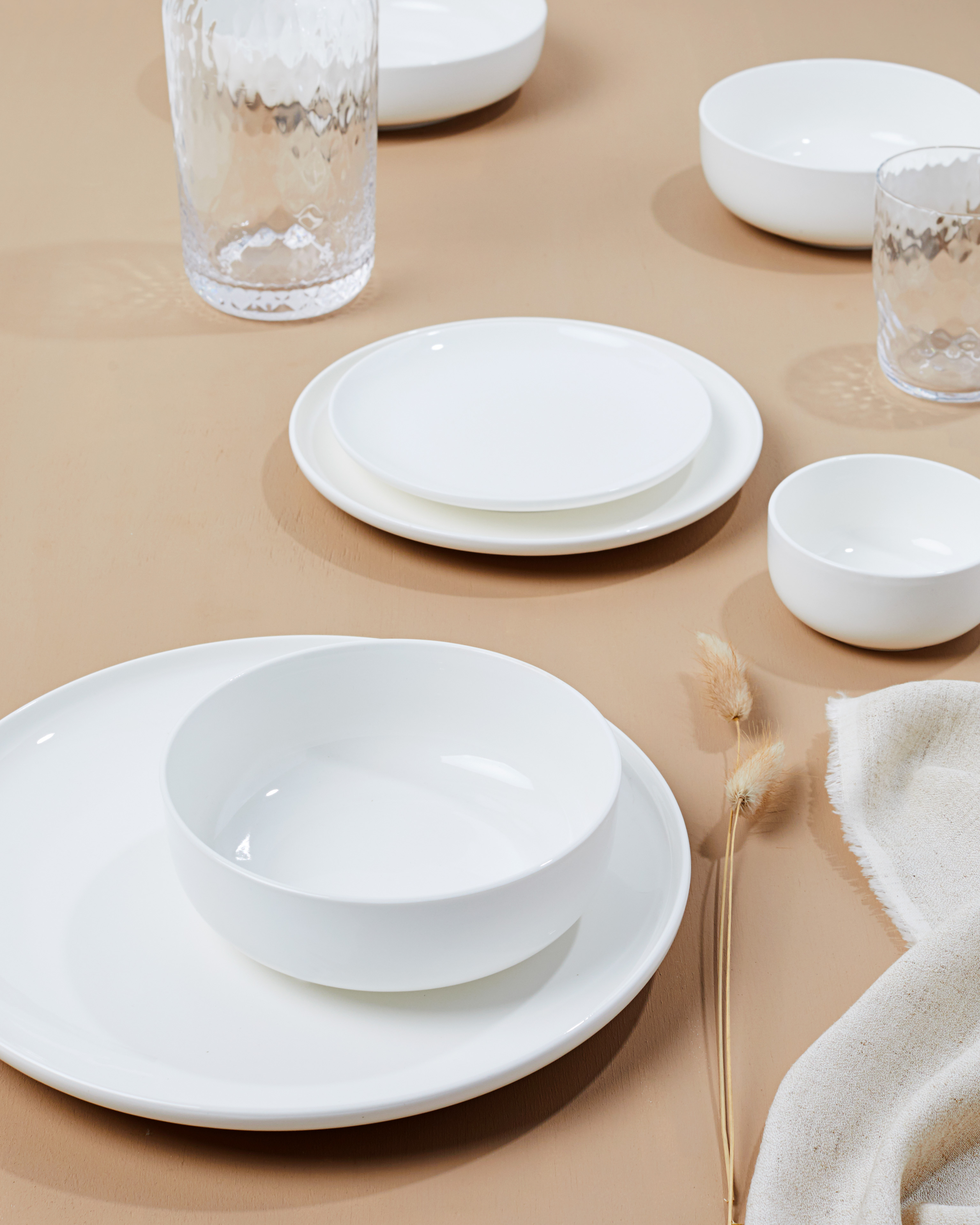 gedekte tafel met wit porselein servies