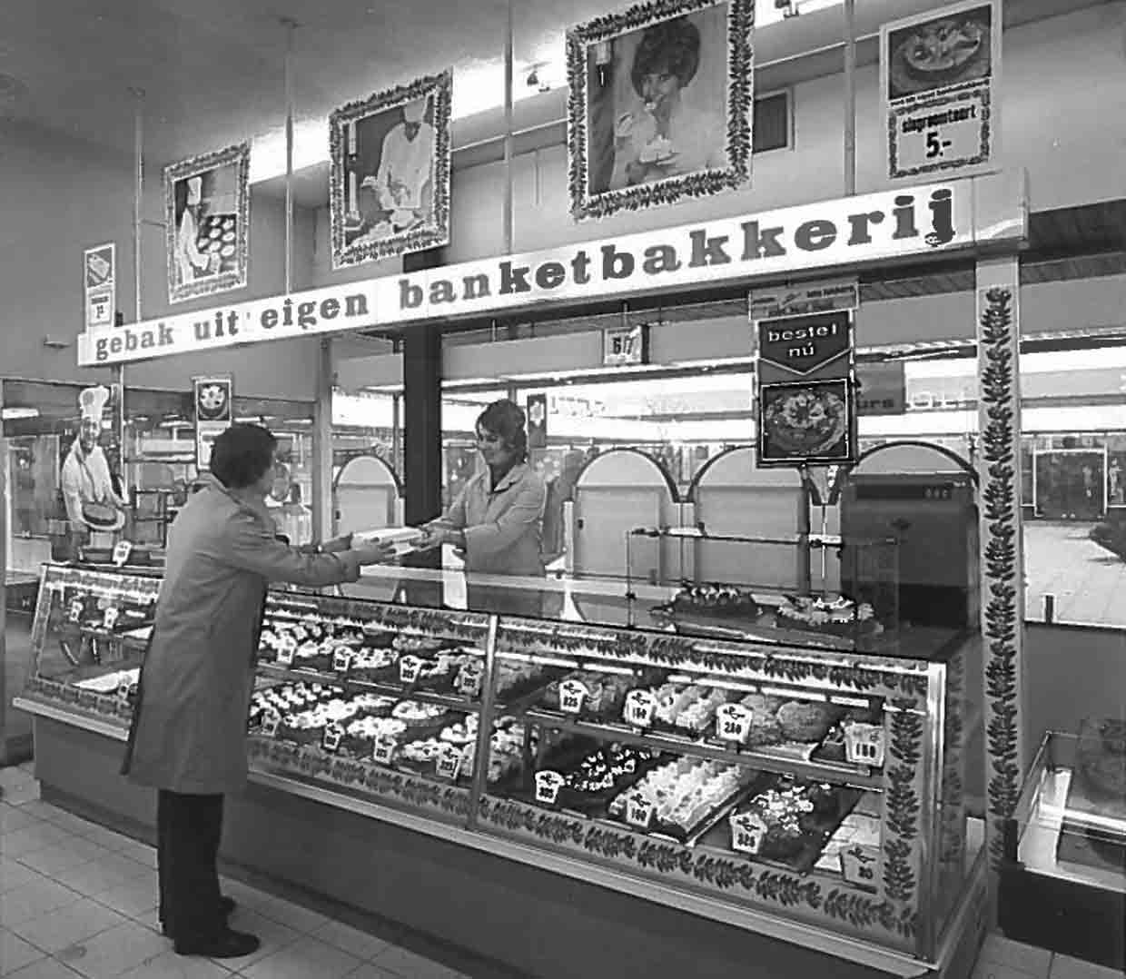 gebaksvitrine HEMA 1970